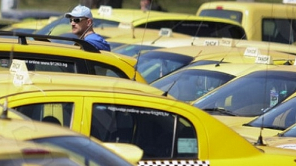 Пиян швед катастрофира с откраднато такси в Несебър