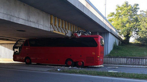 Мост остави автобус без покрив