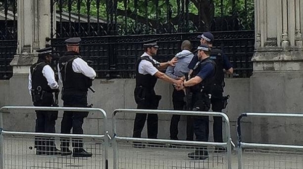 Мъж с ножове бе арестуван до британския парламент