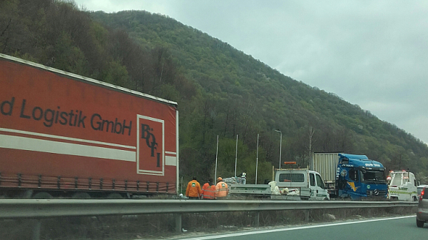 Камион се преобърна на ”Хемус” към Варна, има тапа