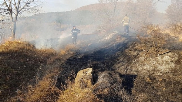 Голям пожар край врачанското село Струпец, има риск за къщите