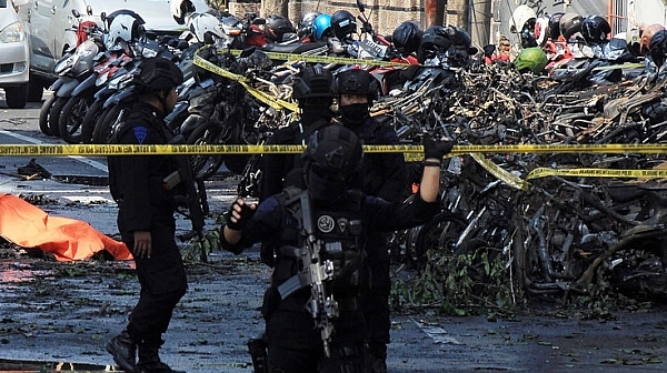 Двама убити, 13 ранени при атентати срещу църкви в Индонезия