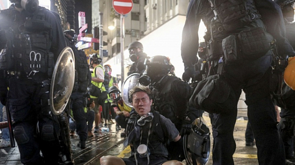 Полицията в Хонконг използва прекомерна сила срещу демонстранти