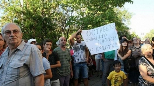 Протест в ”Младост” срещу Фандъкова в защита на градинка от застрояване