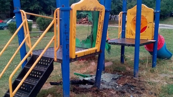 Опожариха детска площадка в Ловеч