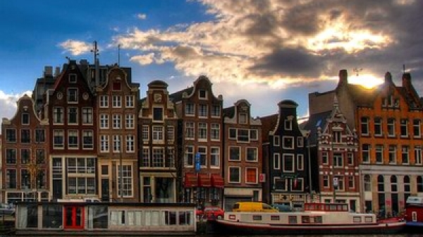 Амстердам поема агенцията, за която София се бореше