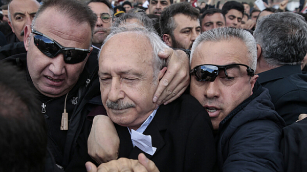 Нападнаха лидера на опозиционна партия в Турция
