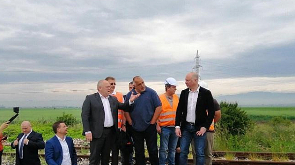Борисов инспектира полагането на релси между София-Елин Пелин
