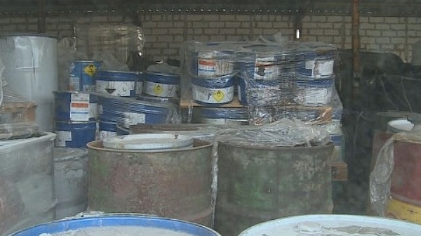 Опасни отпадъци се съхраняват на метри от жилищни сгради в Панагюрище