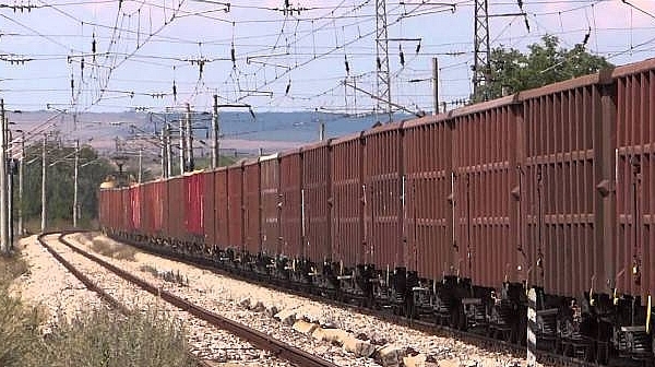 Спряха товарен влак с бежанци в София