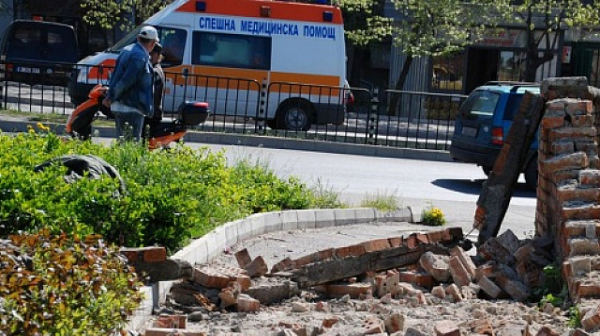 Рухна ограда на казарма в Хасково, има загинал