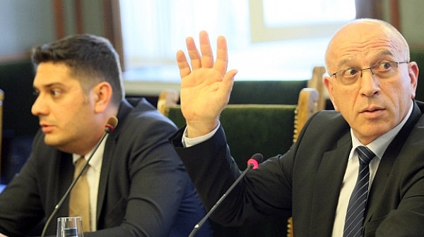 Бивши министри на отбраната отговарят пред парламентарната комисия „Грипен“