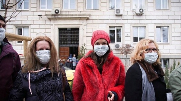 Столичани протестират с маски пред общината