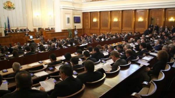 Парламентът угоднически гласува по-високо заплащане на спецмагистратите