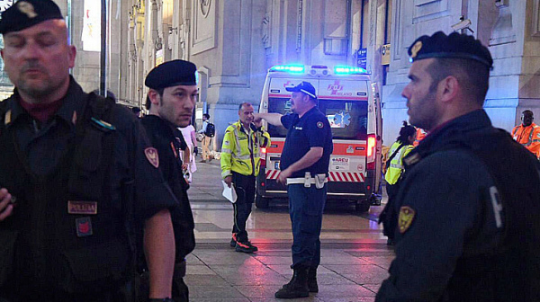 Мъж заби ножица във врата на войник в Милано