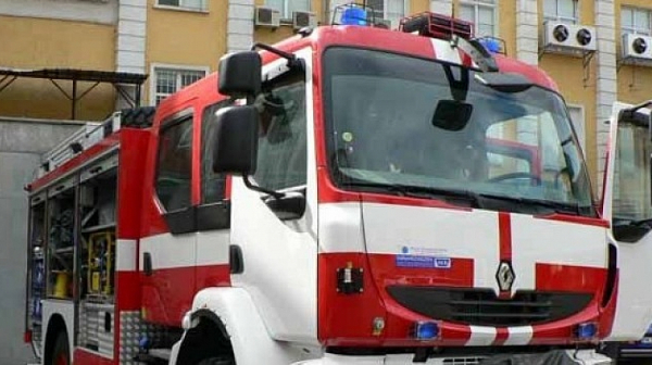 Гасят голям пожар до гимназията по икономика в Благоевград