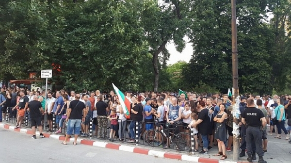 Стотици на нов протест срещу циганите в Асеновград