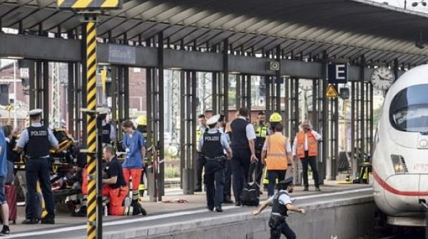 Двама убити при атака с нож на гара в Германия