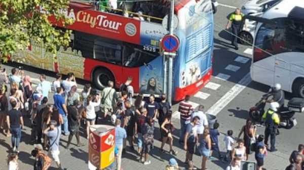Микробус се вряза в хора по улица в Барселона, има пострадали