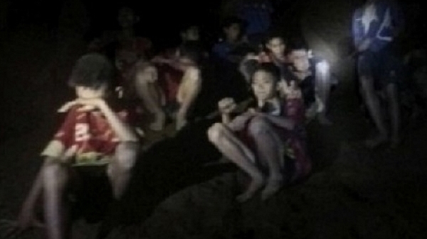Босът на ФИФА покани децата от пещерата в Тайланд на финала на Мондиала
