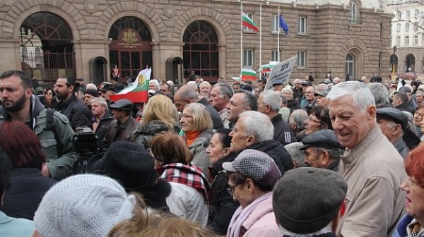 Пенсионери протестират в центъра на София
