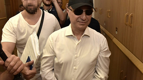 Груевски с белезници пред унгарски съд
