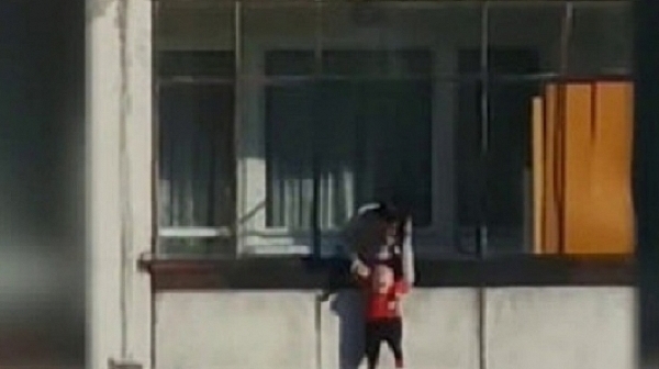 Жена провеси бебе от 8-ми етаж в София