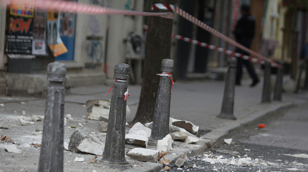 Част от сграда се срути в центъра на София, по чудо няма пострадали