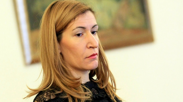 Ангелкова: Трябват законови промени, така че да имам допълнителна застраховка за туроператора