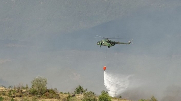 Кресненското дефиле още гори, хеликоптери изливат тонове вода