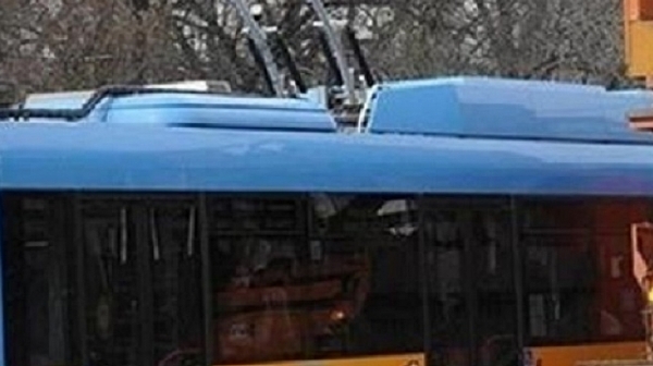 Мъж почина при инцидент с тролей в София
