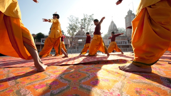 Хиляди индийци отбелязаха международния ден на йогата