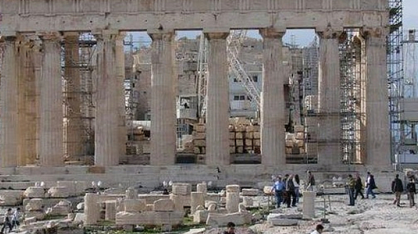 Мълния покоси четирима души на гръцкия Акропол