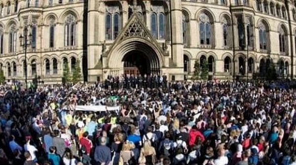 Хиляди се събраха на бдение в Манчестър