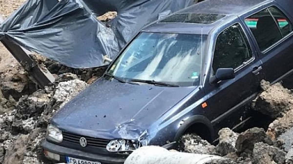 След пропадането на кола в изкоп в „Овча купел”: Жителите правят жива верига