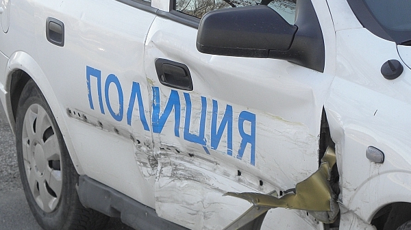 Патрулка и лека кола се удариха в София, трима са ранени