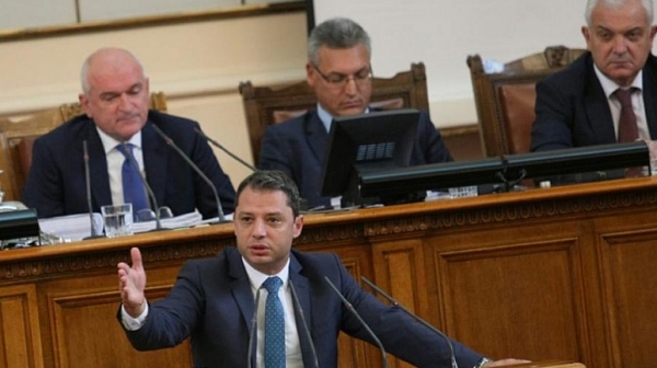 Очаквано: Депутатите отхвърлиха оставката на Делян Добрев