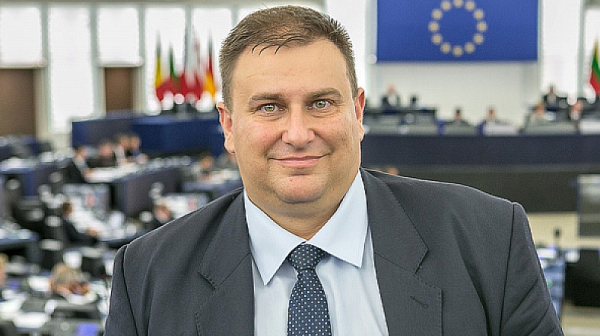 Емил Радев уж играе за евродепутат, но гледа към стола на Цацаров