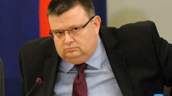 PR експерт: Цацаров ще разпореди ли НАП да провери Ангелкова, дъщеря й, баща й и фирмата му?