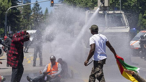 Водни оръдия и шокови гранати срещу протестиращи камерунци в Женева
