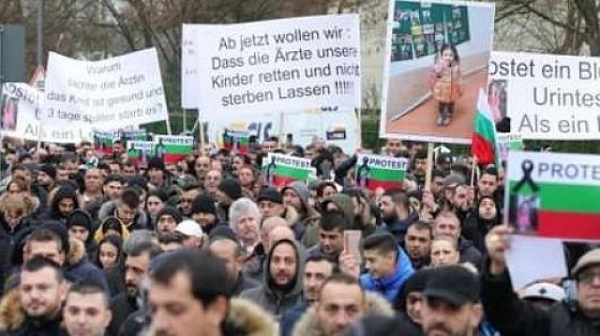 Протестът за починалото българче в Кьолн продължава след аутопсията ѝ