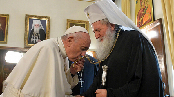 Патриарх Неофит прие папата като държавен глава, а не като равен духовен водач