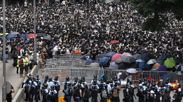 Пак сблъсъци между протестиращи и полиция в Хонконг