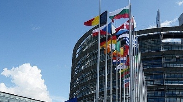 Eврокомисията пpeдyпpeждaвa: Бългapия зaĸъcнявa c eвpoпeйcĸaтa зaпoвeд зa paзcлeдвaнe пo нaĸaзaтeлни дeлa