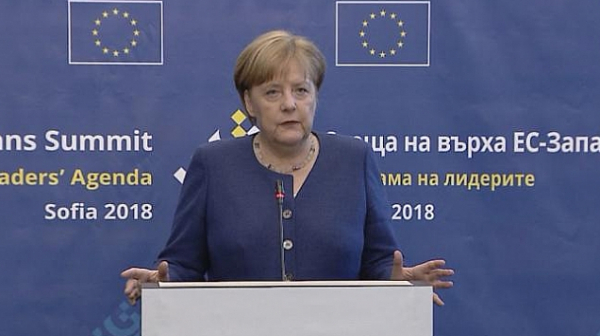 Меркел и Тръмп обсъдиха НАТО и Украйна