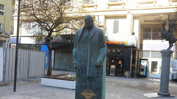 Паметникът на Борисов е повлиян от този на Ленин, твърди авторът му