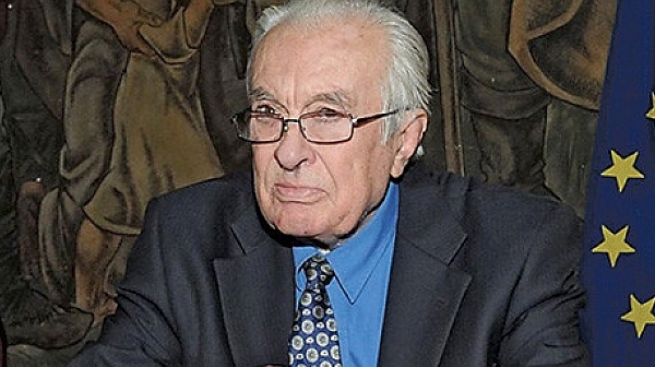 Почина Йордан Василев, първият главен редактор на вестник „Демокрация“