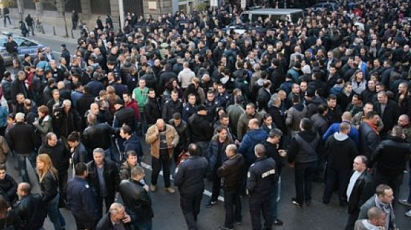 Полицаите излизат на протест заради ниско заплащане на нощния труд