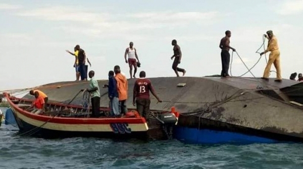 Близо 30 се удавиха при корабокрушение в езерото Виктория