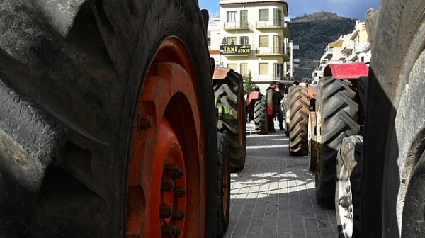 Гръцките фермери отново блокират пътища